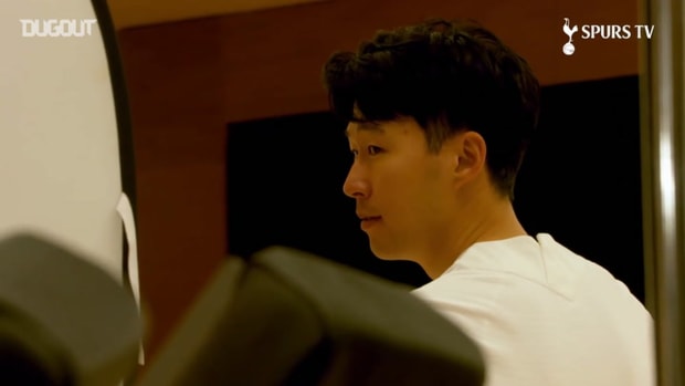  Behind the scenes: Son helps launch Spurs' new home kit